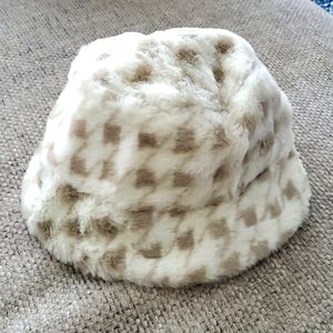 Houndstooth faux fur bucket hat